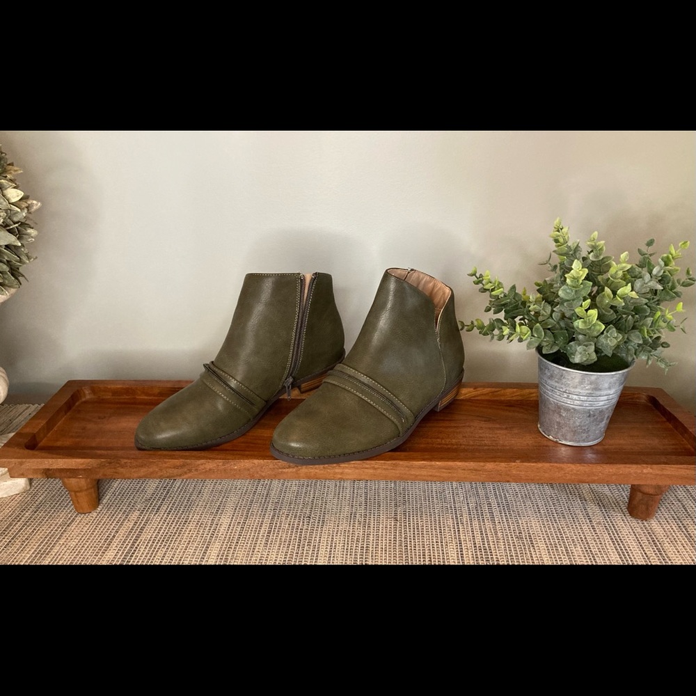 Stylish earth toned green bootie with side zip size 8